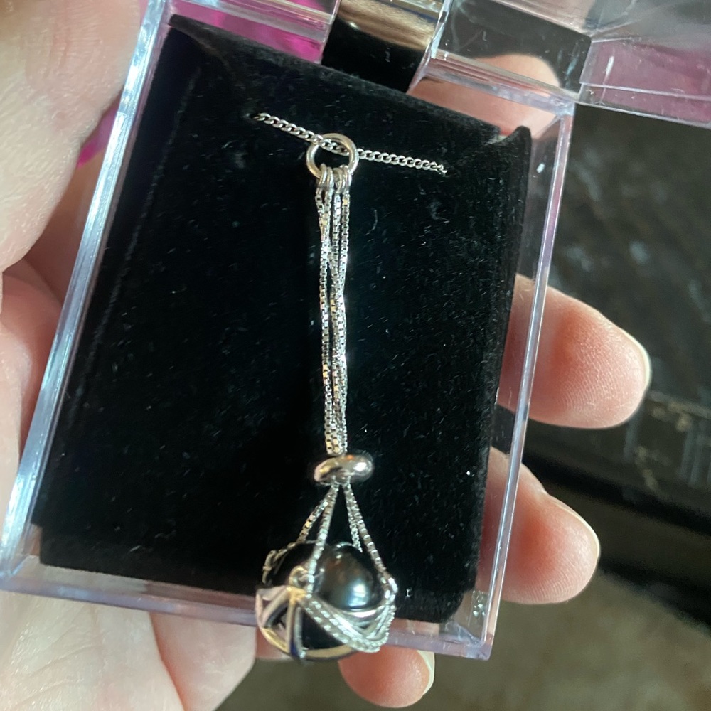 Sterling Silver s925 marked pendant & chain! Dress up or down 😊